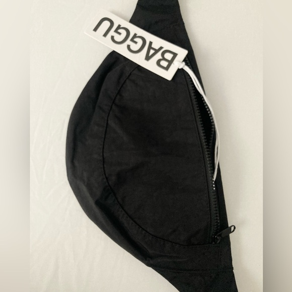 NWT Black Crescent Fanny Pack from BAGGU, Wear Crossbody or Hips, Great Gift! 🖤 - Picture 3 of 5